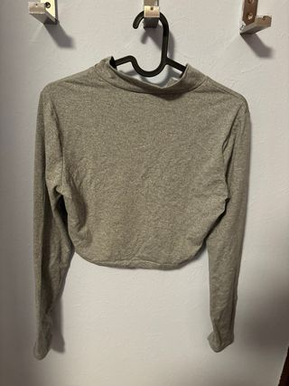 Camiseta gris de manga larga con cremallera