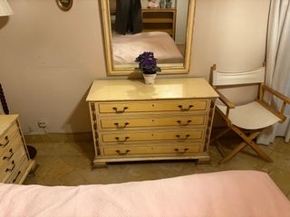 Cómoda beige con detalles dorados