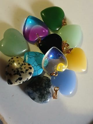 Ciondoli a forma di cuore e pietre  (leggere tutto