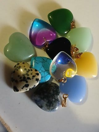 Ciondoli a forma di cuore e pietre  (leggere tutto