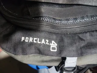 Mochila de trekking Quechua verde y multicolor