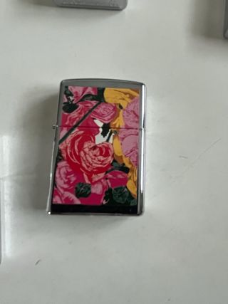 Zippo con diseño floral