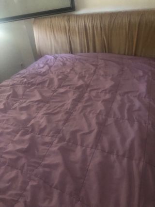 Cama tapizada beige y morada