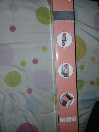 Minicuna portátil rosa y gris con funda