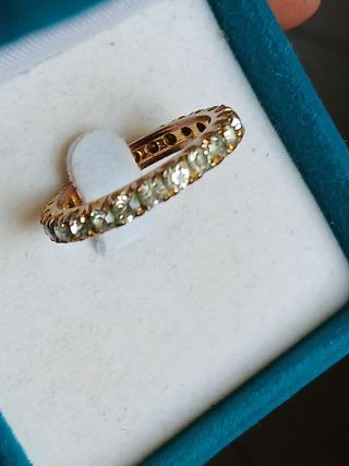 Anello con cristalli color oro e bianchi