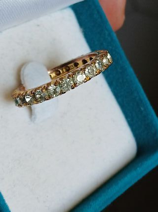 Anello con cristalli color oro e bianchi