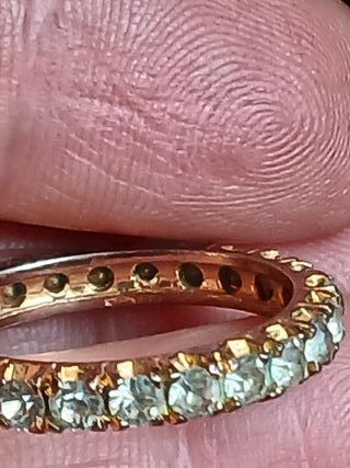 Anello con cristalli color oro e bianchi