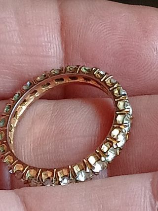 Anello con cristalli color oro e bianchi