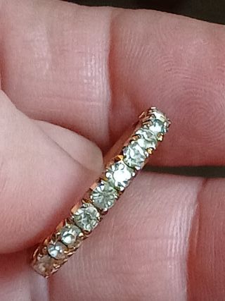 Anello con cristalli color oro e bianchi