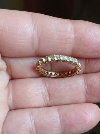 Anello con cristalli color oro e bianchi