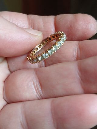 Anello con cristalli color oro e bianchi