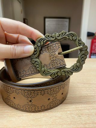 Cintura in pelle sintetica con fibbia decorata