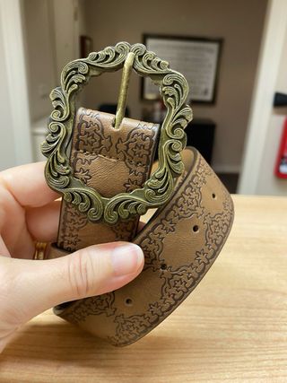 Cintura in pelle sintetica con fibbia decorata