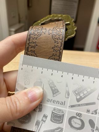 Cintura in pelle sintetica con fibbia decorata