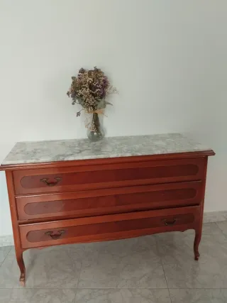 Cómoda de madera con tapa de mármol