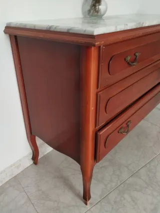 Cómoda de madera con tapa de mármol