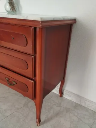 Cómoda de madera con tapa de mármol