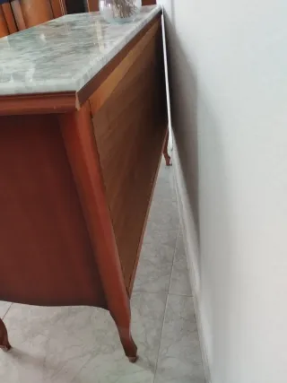 Cómoda de madera con tapa de mármol