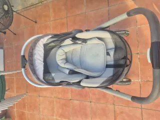 Carrito de bebé pequeño y ligero con complementos.