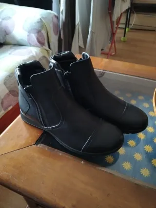 De piel,tienen cremallera ,dentro y fuera