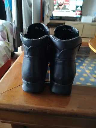 De piel,tienen cremallera ,dentro y fuera