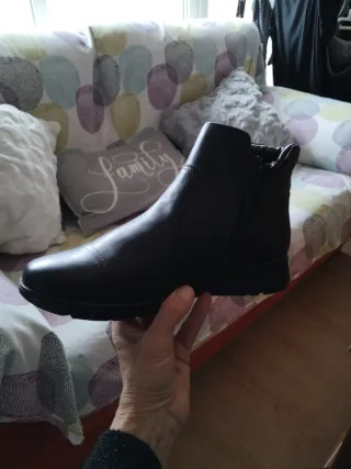 De piel,tienen cremallera ,dentro y fuera