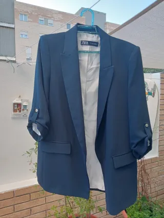 Chaqueta Zara azul de mujer.