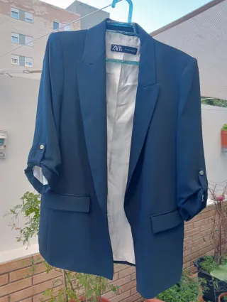 Chaqueta Zara azul de mujer.