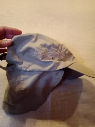 Gorra Quechua con cubre nuca beige