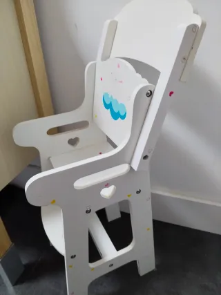 Trona para muñecas blanca con nubes