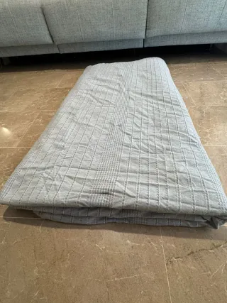 Edredón gris El Corte Inglés (cama 135)