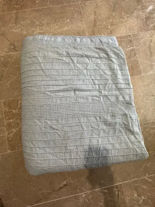 Edredón gris El Corte Inglés (cama 135)