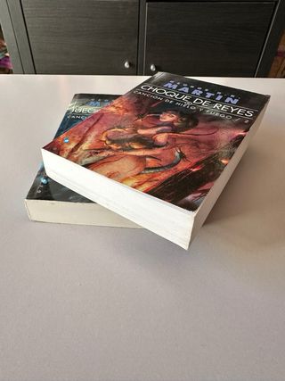 2 libros de “Juego de tronos”, parte I y parte II