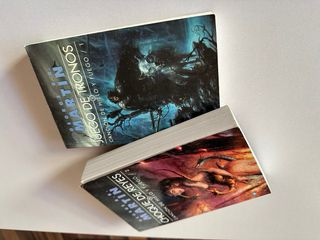 2 libros de “Juego de tronos”, parte I y parte II
