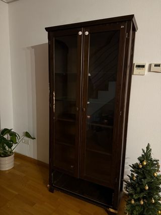 Vitrina de madera con puertas de cristal