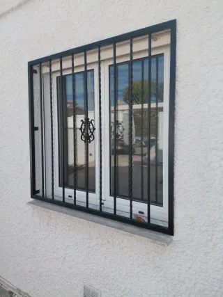 2 Ventanas con rejas 130x135