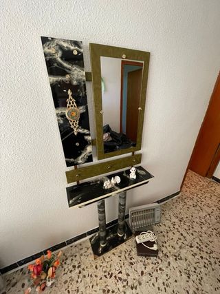 Mueble recibidor con espejo y detalles