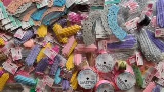 Lotto carta regalo, nastri e fiocchi - 266 pz