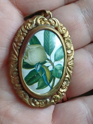 Ciondolo con uccellino e fiore