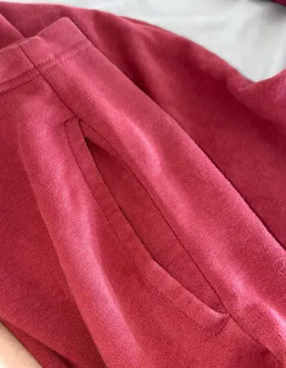 Sudadera con capucha color rojo burdeos de Adidas