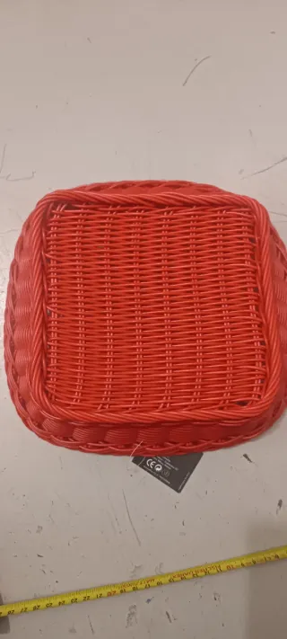 Cesta roja de mimbre