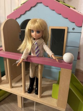 Casita de muñecas con tobogán y columpio