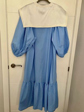 Vestido azul con cuello blanco bordado