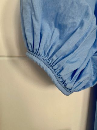 Vestido azul con cuello blanco bordado