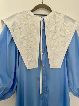 Vestido azul con cuello blanco bordado