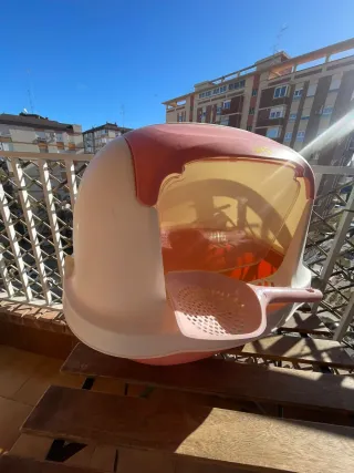 Arenero para gato con puerta.