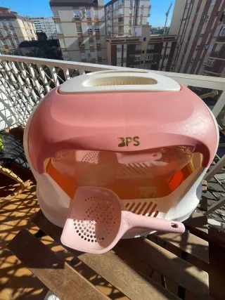 Arenero para gato con puerta.