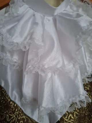 Disfraz Pechera Volantes Blanco y Dorado