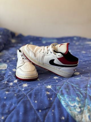 Zapatillas Jordan Blancas y Rojas