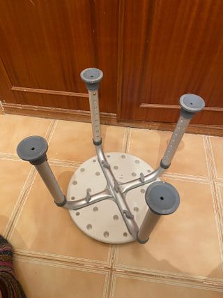 Silla de ducha gris y blanca. Hasta 8 alturas.